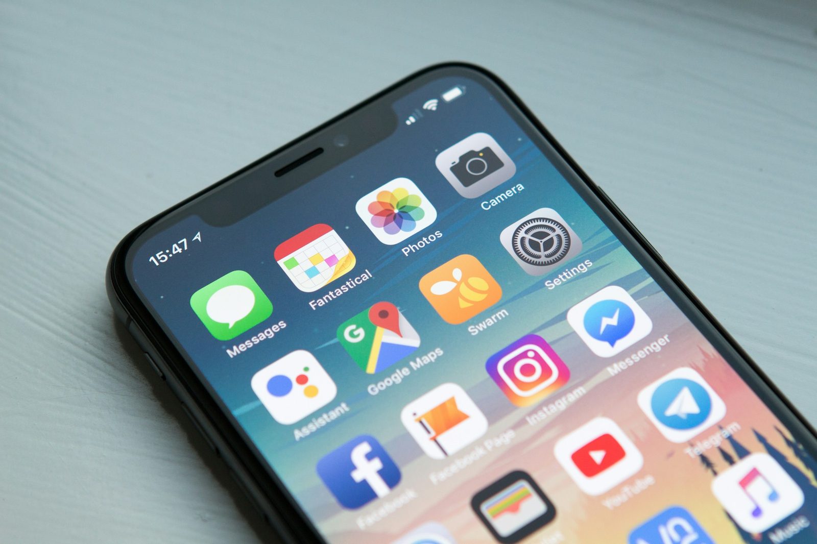 Podróżnik patrzy w telefon na słonecznej europejskiej ulicy