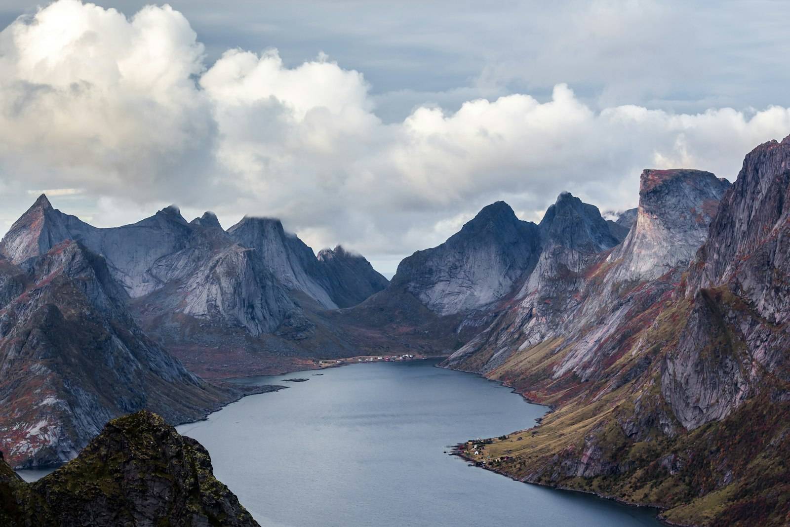 Norweski fiord między stromymi skałami